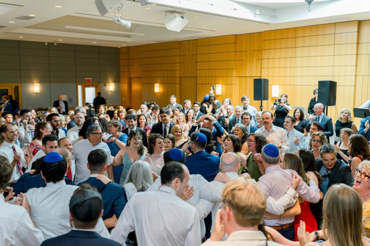 Eliana-Melmed-Photography-Chicago-LosAngeles-Jewish-WeddingPhotography-ShulaNoah-Simcha-Dancing-00080