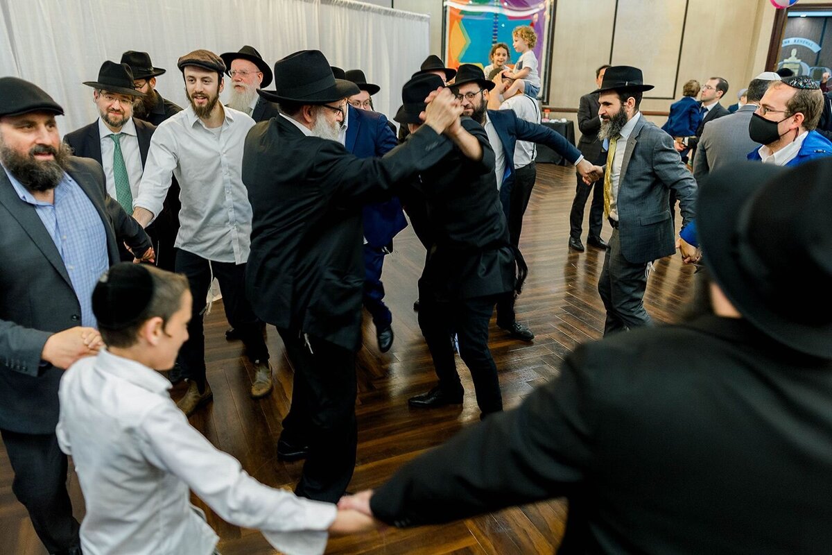 Eliana-Melmed-Photography-Chicago-LosAngeles-Jewish-WeddingPhotographer-CarmiKalman-MensDancing-00056