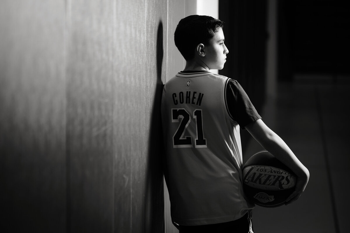 bar-mitzvah-boy-basketball-preshoot-black-and-white