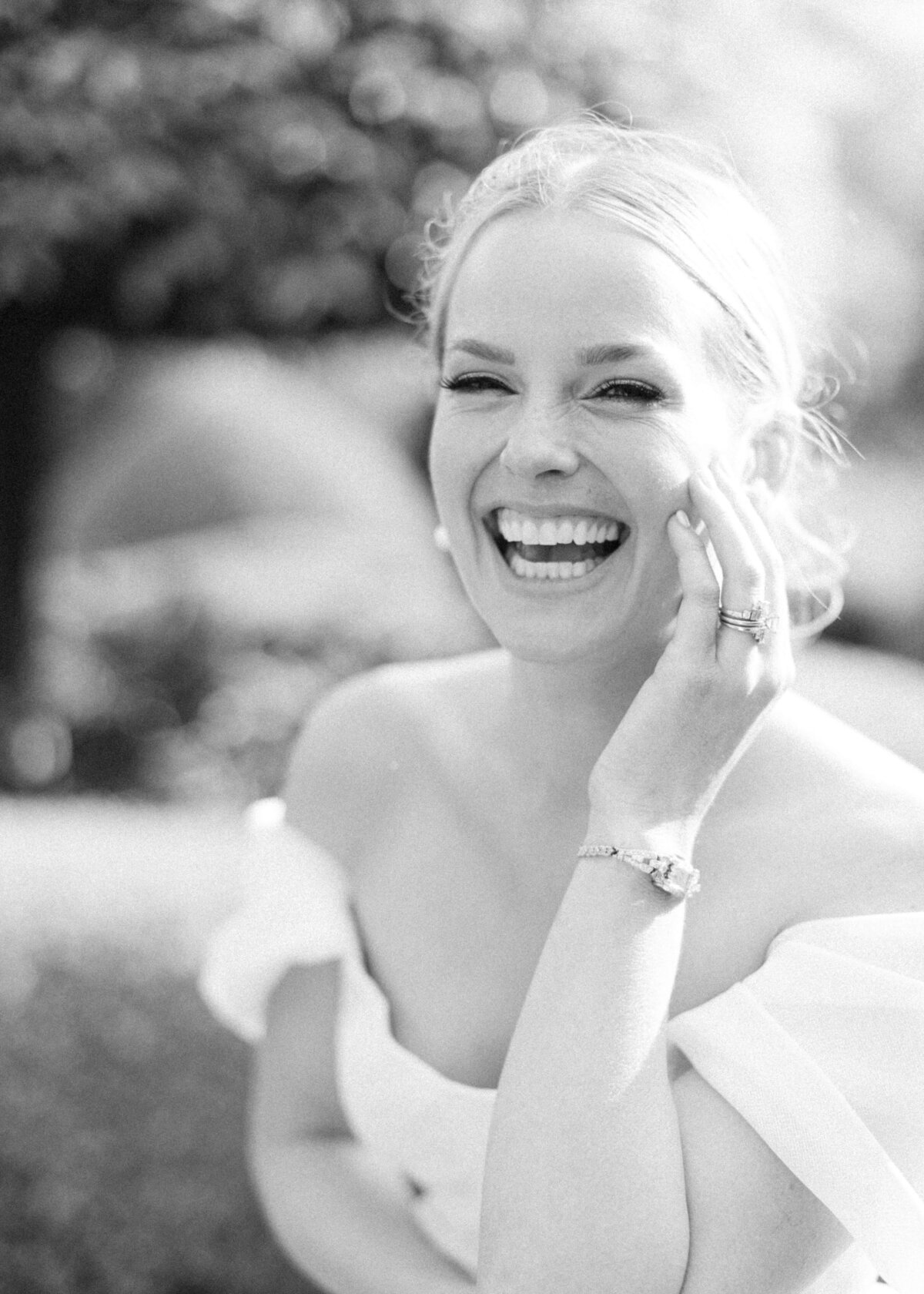 chloe-winstanley-weddings-cotswolds-cornwell-manor-monique-lhuillier-bride-portrait-laughing-black-white