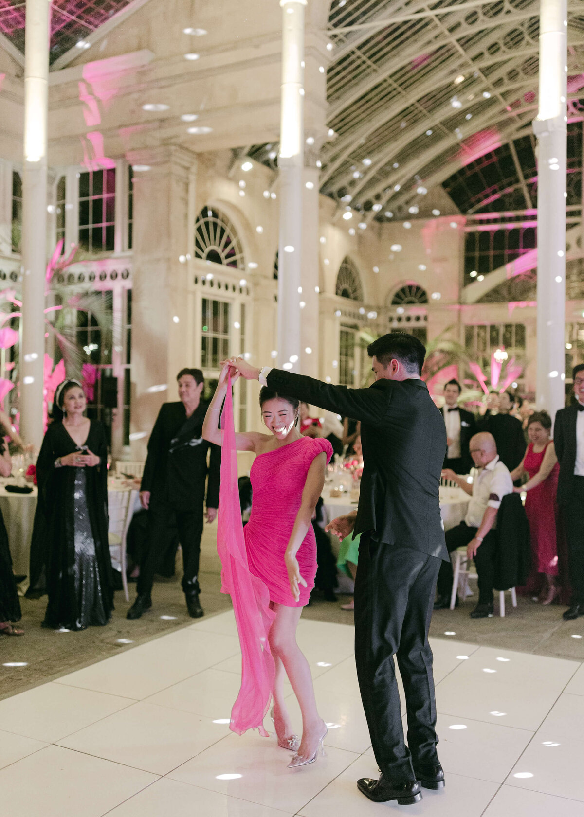 chloe-winstanley-weddings-syon-park-conservatory-couple-first-dance