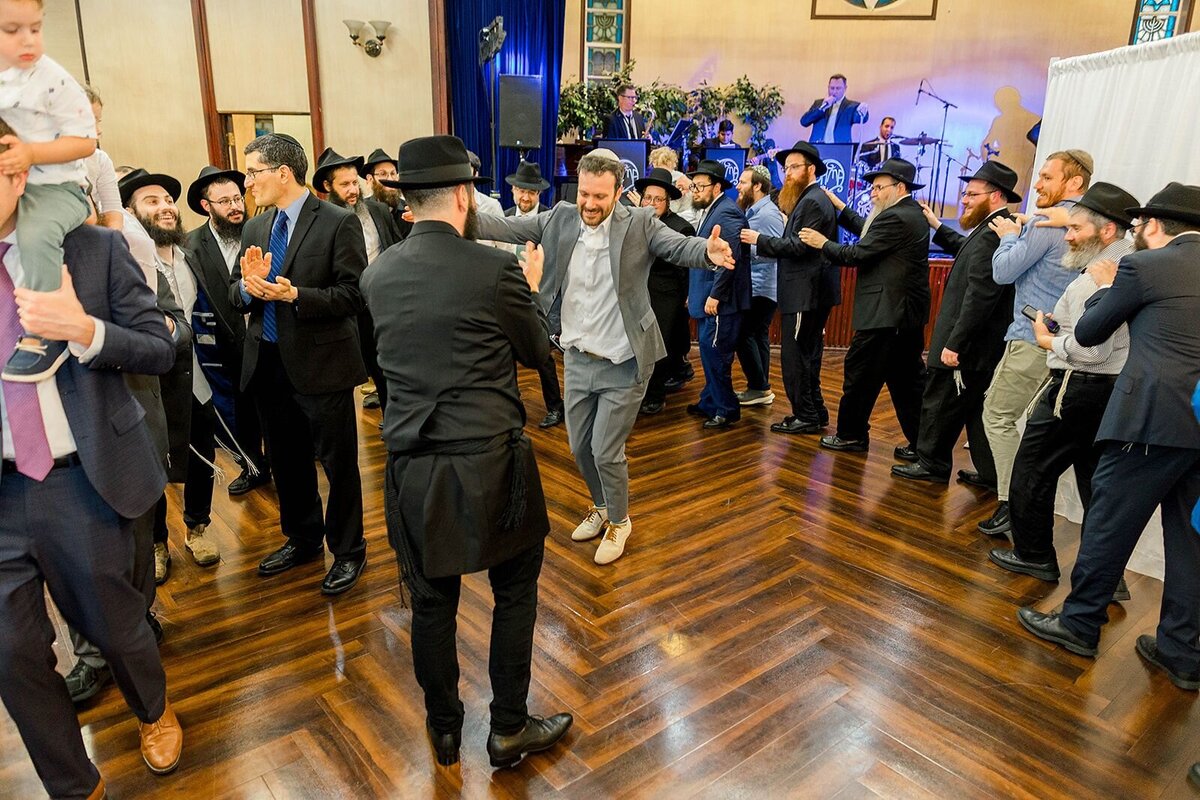 Eliana-Melmed-Photography-Chicago-LosAngeles-Jewish-WeddingPhotographer-CarmiKalman-MensDancing-00023
