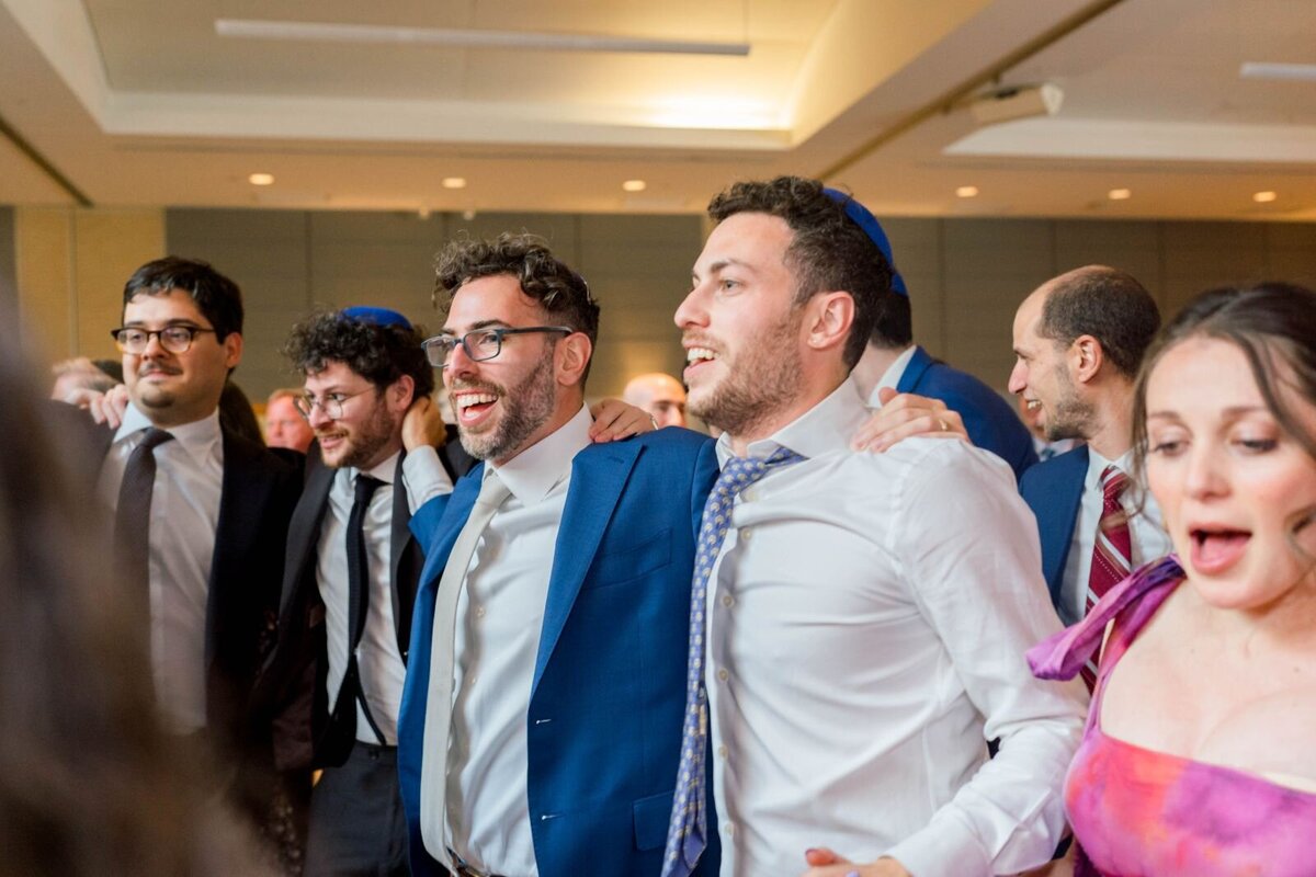 Eliana-Melmed-Photography-Chicago-LosAngeles-Jewish-WeddingPhotography-ShulaNoah-Simcha-Dancing-00138