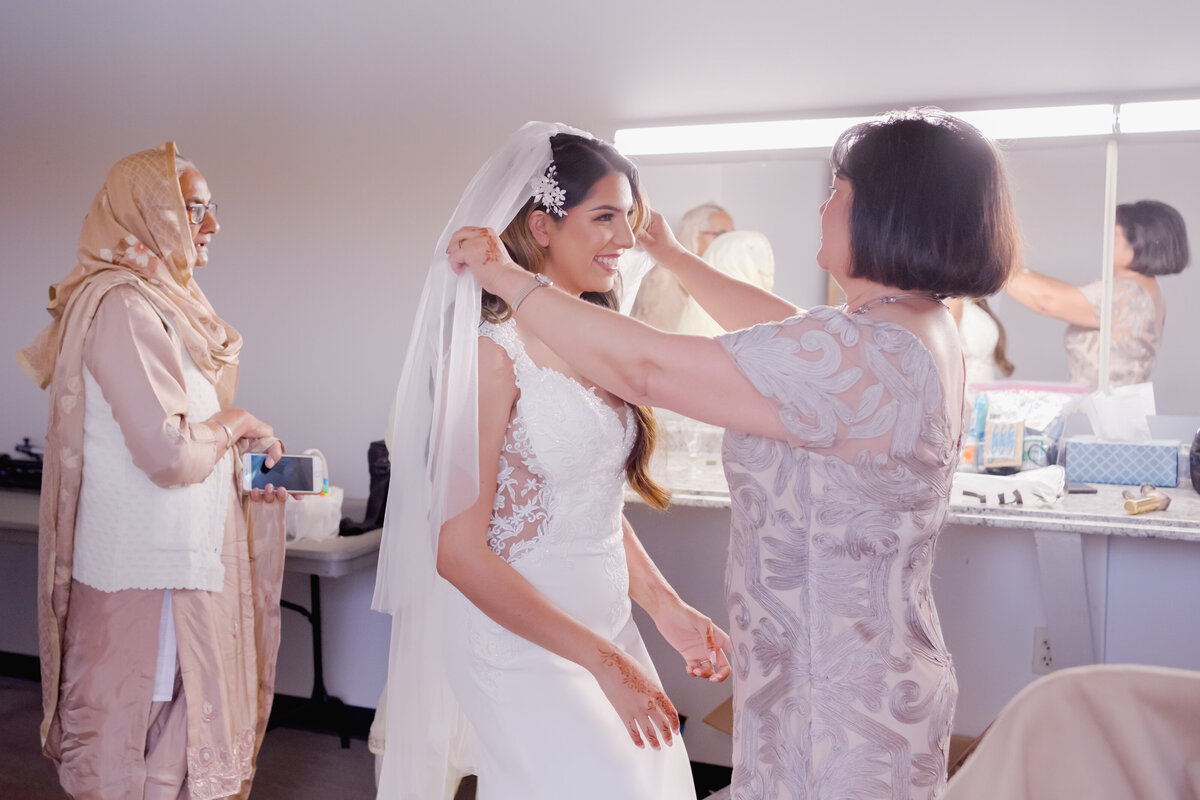 Bride and mom before the ceremony. Indian wedding- photo by 4Karma Studio