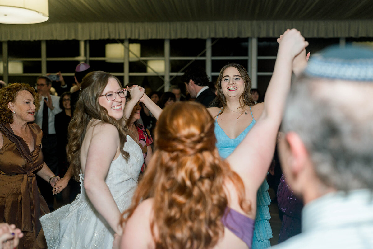 Eliana-Melmed-Photography-Chicago-LosAngeles-Jewish-WeddingPhotography-SimchaDancing-00216