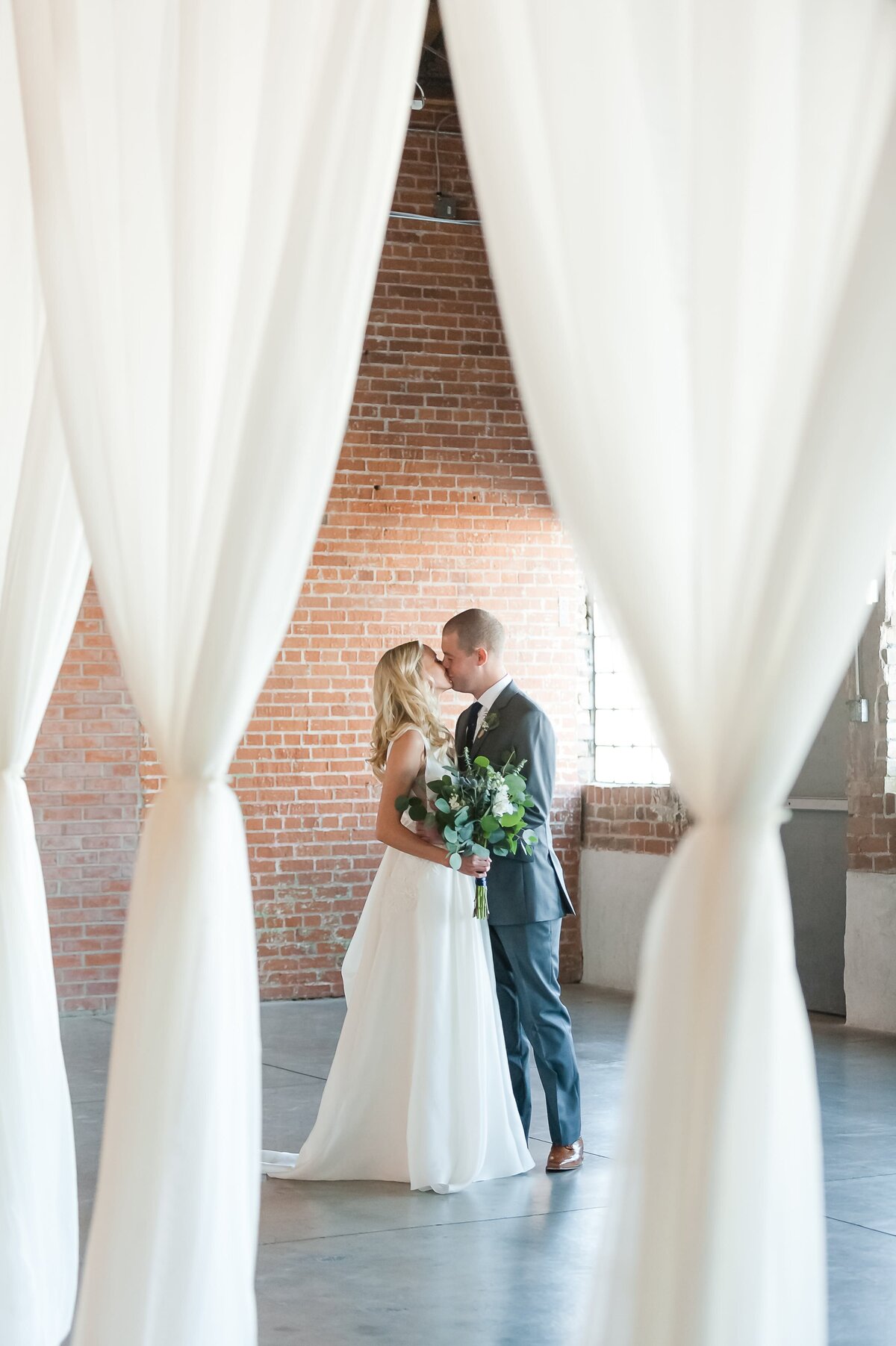 Warehouse-215-wedding-by-Leslie-Ann-Photography-00041