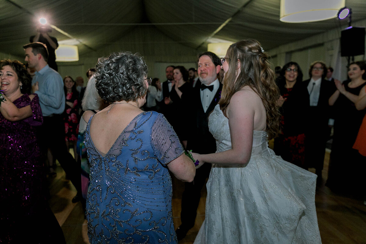 Eliana-Melmed-Photography-Chicago-LosAngeles-Jewish-WeddingPhotography-SimchaDancing-00179
