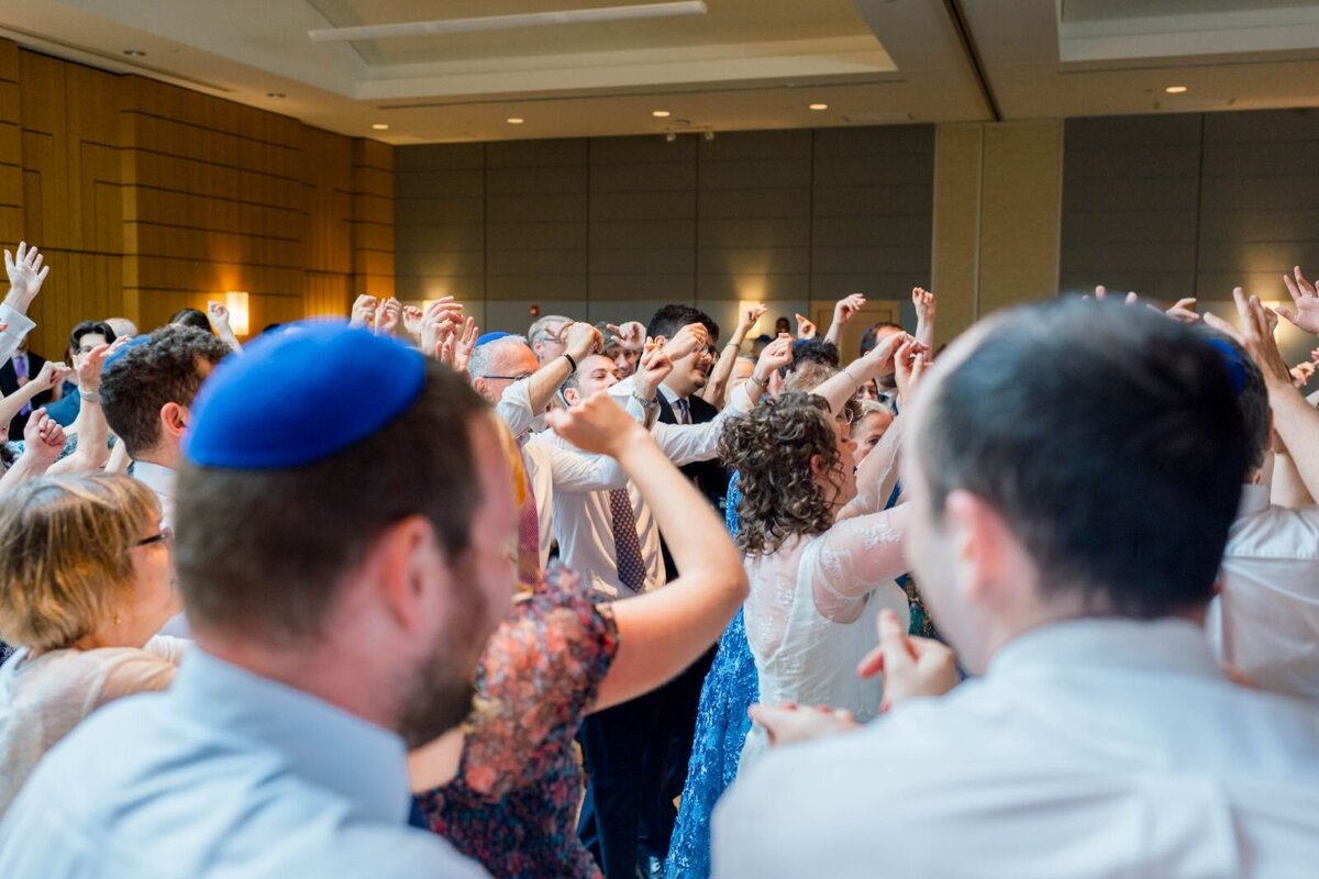Eliana-Melmed-Photography-Chicago-LosAngeles-Jewish-WeddingPhotography-ShulaNoah-Simcha-Dancing-00063
