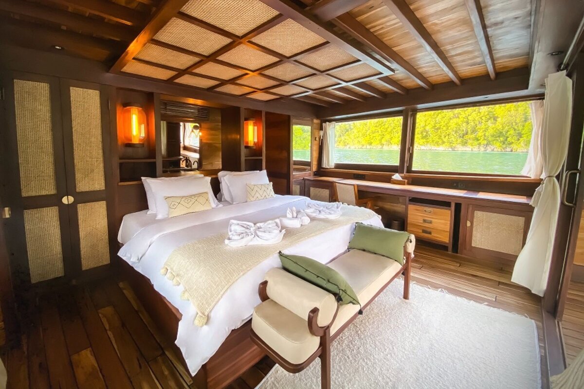 Senja Luxury Yacht Charter Indonesia _lowdef_master cabin_landscape 2