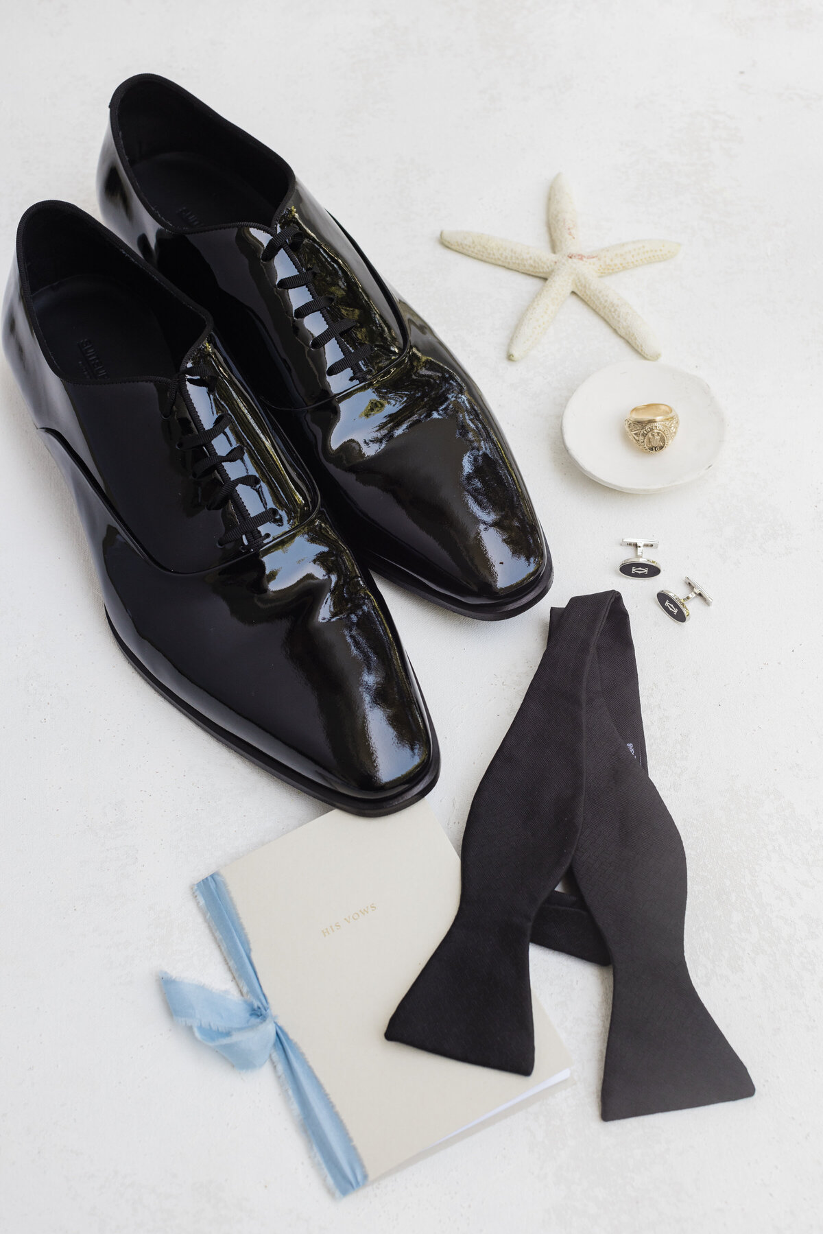 groom-shoes-bowtie