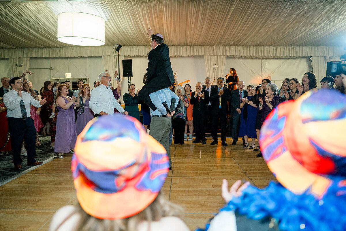 Eliana-Melmed-Photography-Chicago-LosAngeles-Jewish-WeddingPhotography-SimchaDancing-00053