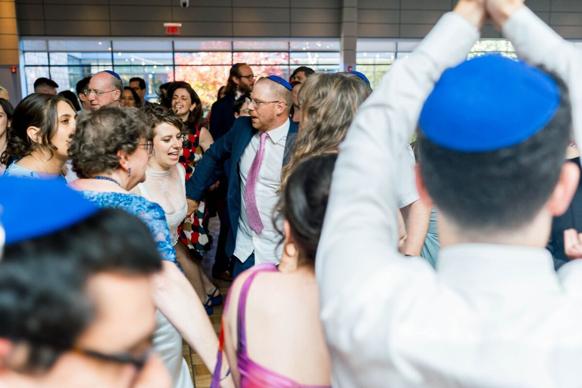 Eliana-Melmed-Photography-Chicago-LosAngeles-Jewish-WeddingPhotography-ShulaNoah-Simcha-Dancing-00156