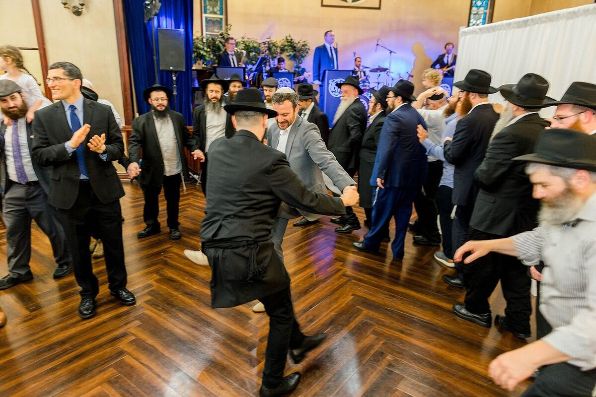Eliana-Melmed-Photography-Chicago-LosAngeles-Jewish-WeddingPhotographer-CarmiKalman-MensDancing-00020