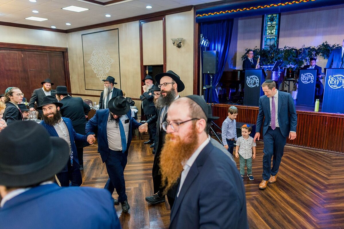 Eliana-Melmed-Photography-Chicago-LosAngeles-Jewish-WeddingPhotographer-CarmiKalman-MensDancing-00130