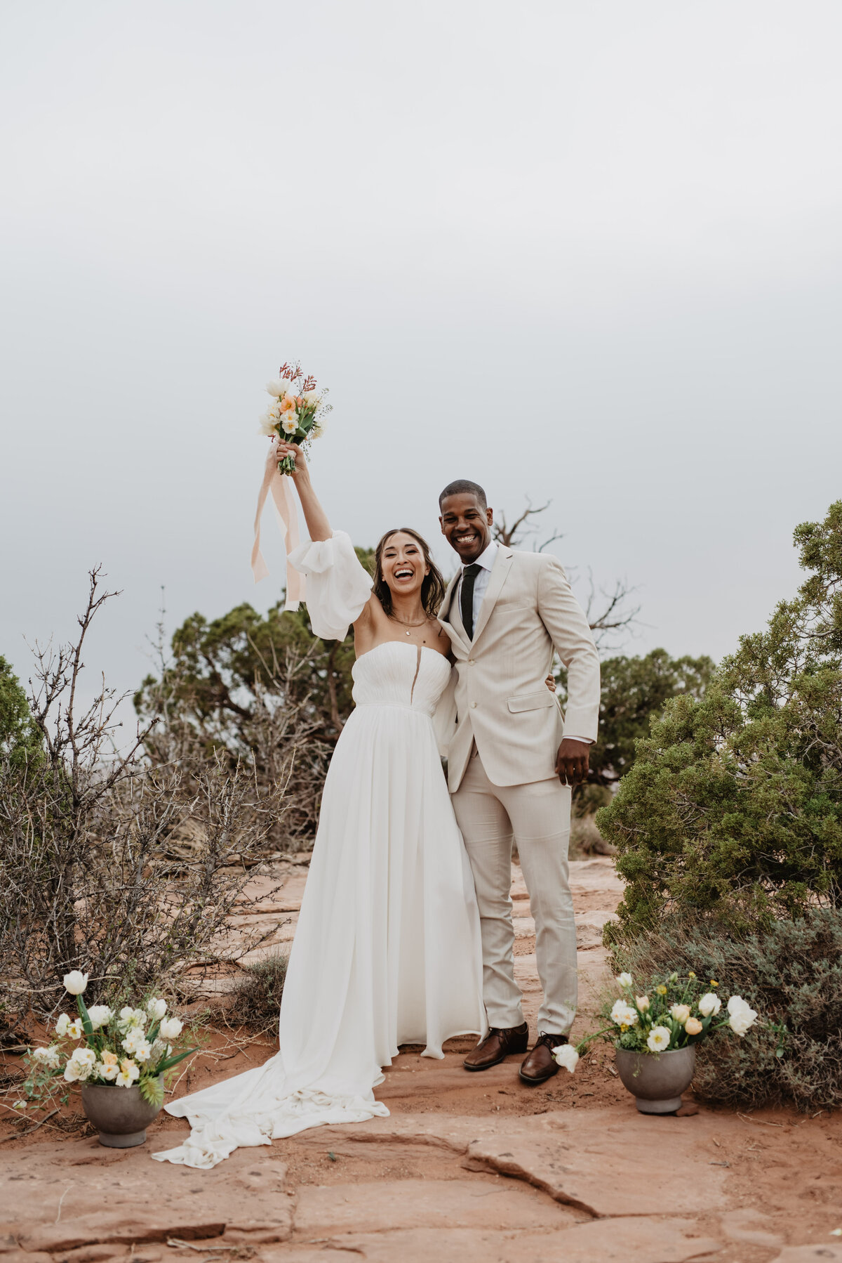 Utah Elopement Photographer captures bride holding bouquet