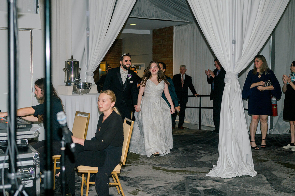 Eliana-Melmed-Photography-Chicago-LosAngeles-Jewish-WeddingPhotography-SimchaDancing-00249