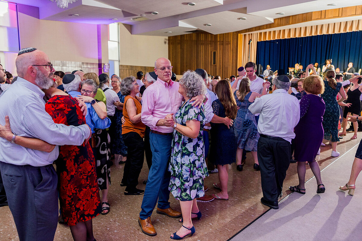 Eliana-Melmed-Photography-Chicago-LosAngeles-Jewish-WeddingPhotography-ElianaSklar-DanceFloor-00086