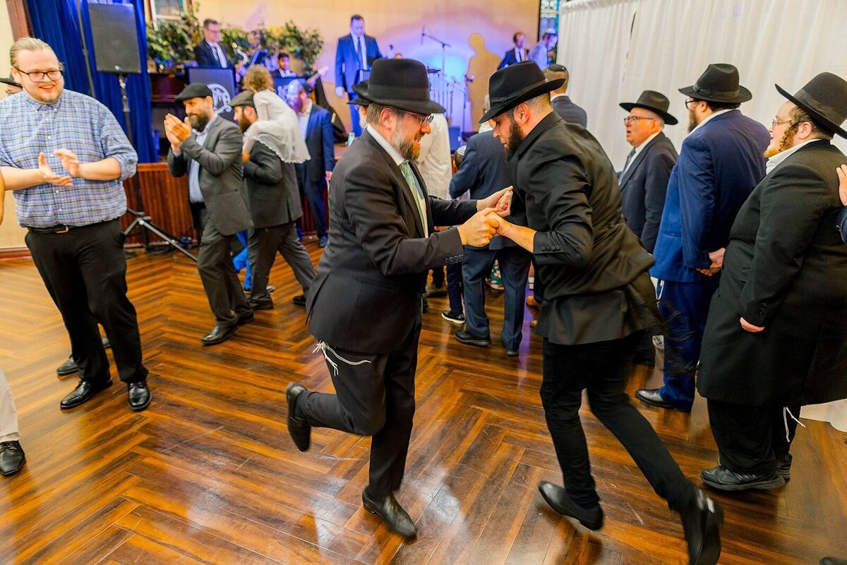 Eliana-Melmed-Photography-Chicago-LosAngeles-Jewish-WeddingPhotographer-CarmiKalman-MensDancing-00105