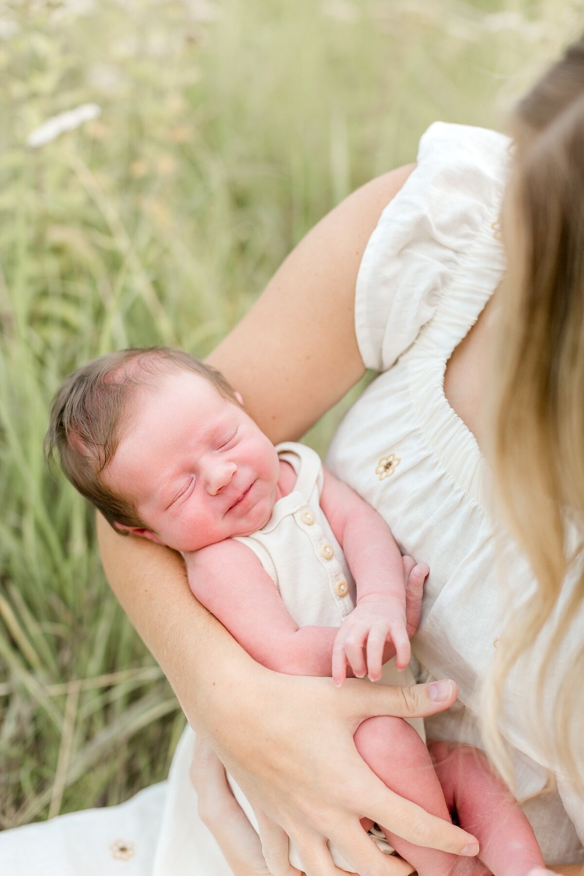 alexandra-robyn-baby-photos-one-week-boy-field-family_0001