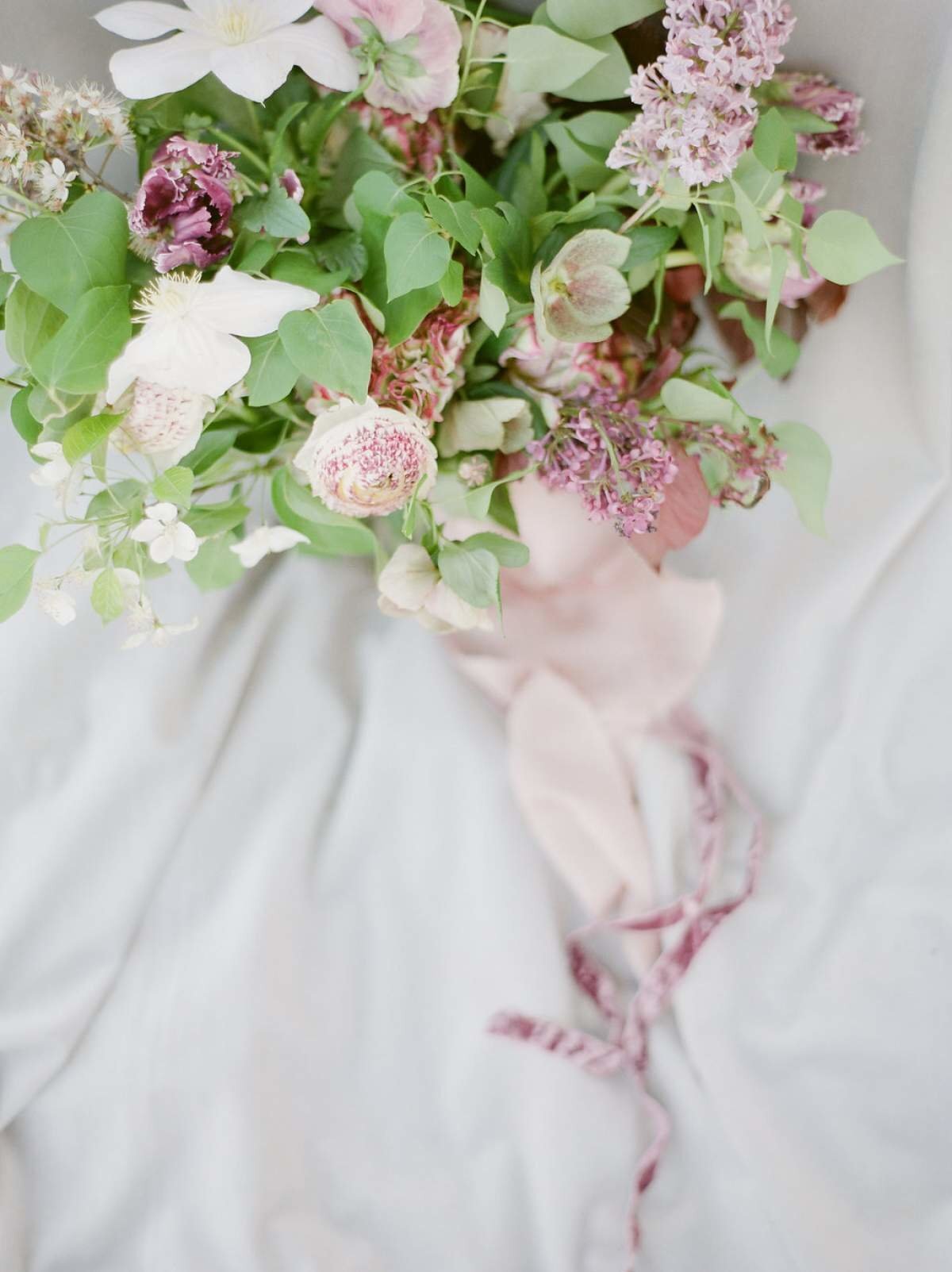 lilac-bridal-bouquet-by-the-day's-design