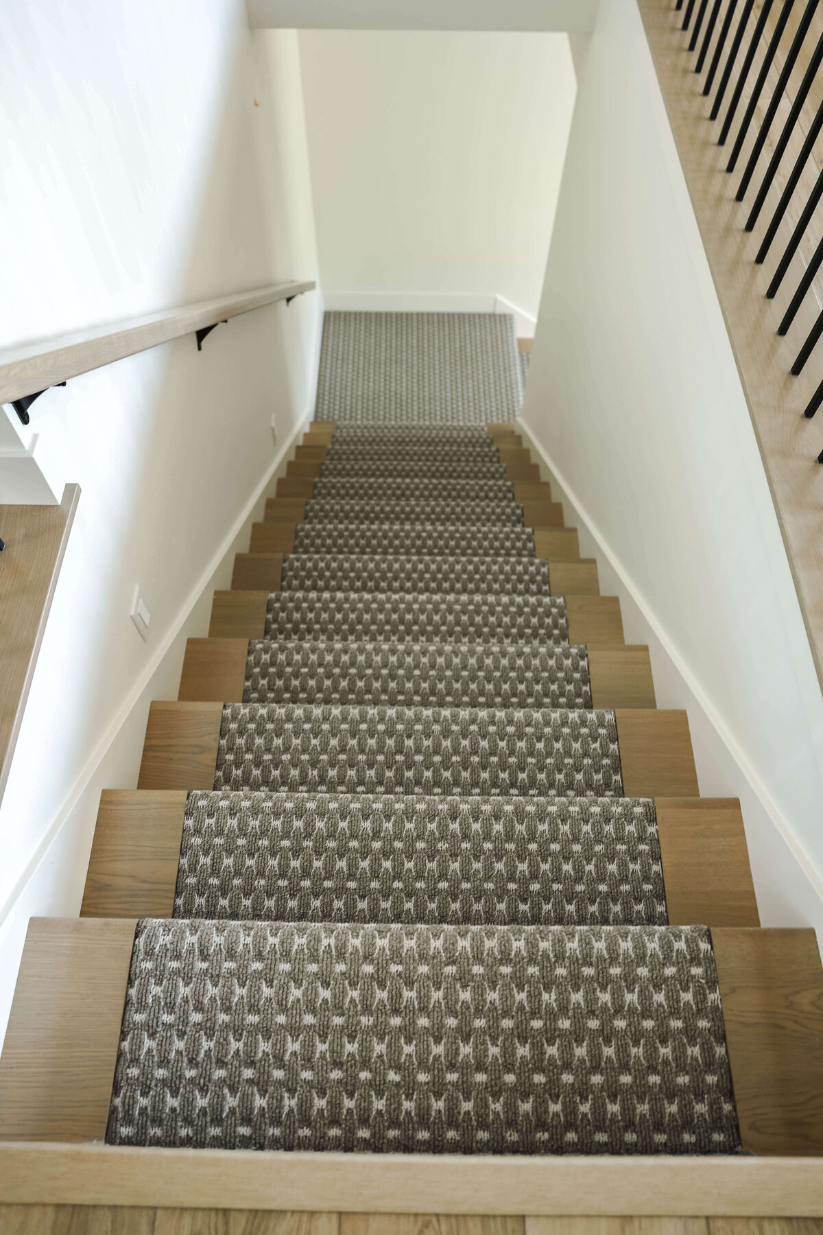 5306-Stairs-Urbandale-Central-Iowa-Custom-Home-JRL-Builders-3F1A2666