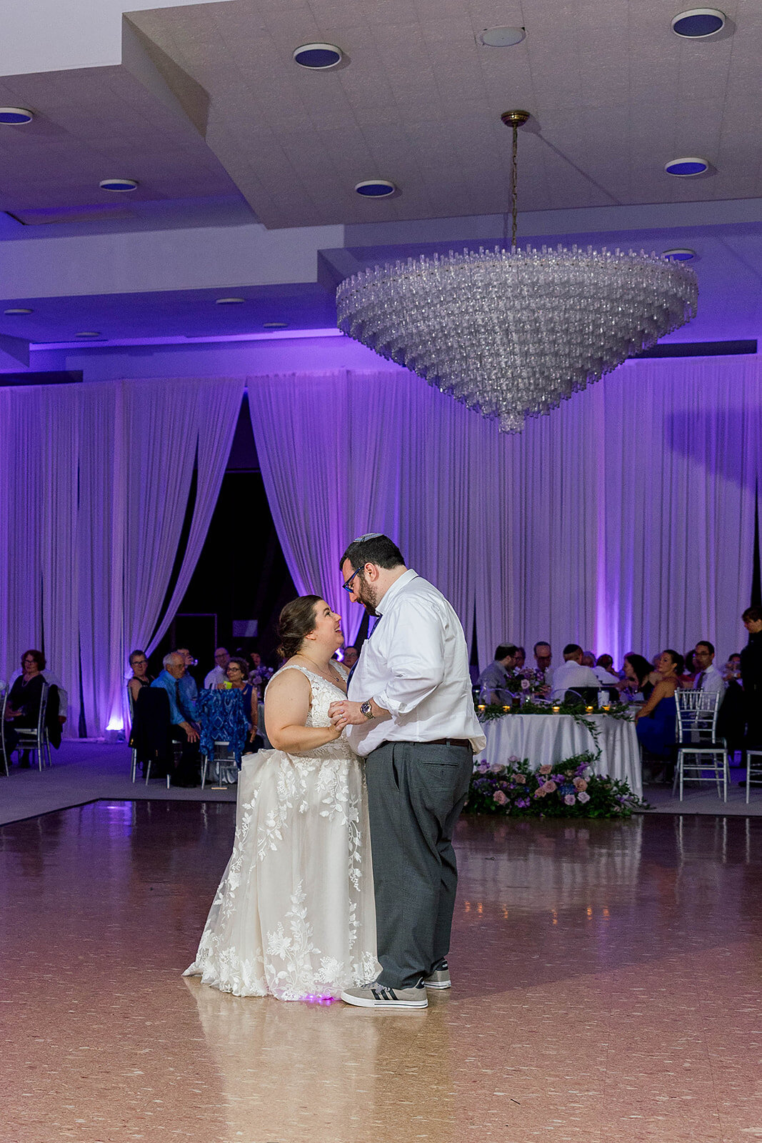 Eliana-Melmed-Photography-Chicago-LosAngeles-Jewish-WeddingPhotography-ElianaSklar-DanceFloor-00072