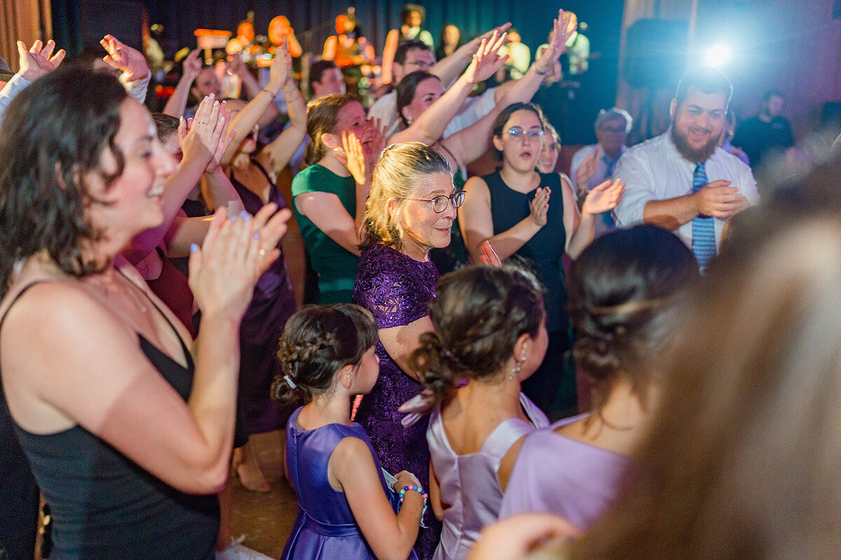 Eliana-Melmed-Photography-Chicago-LosAngeles-Jewish-WeddingPhotography-ElianaSklar-DanceFloor-00024