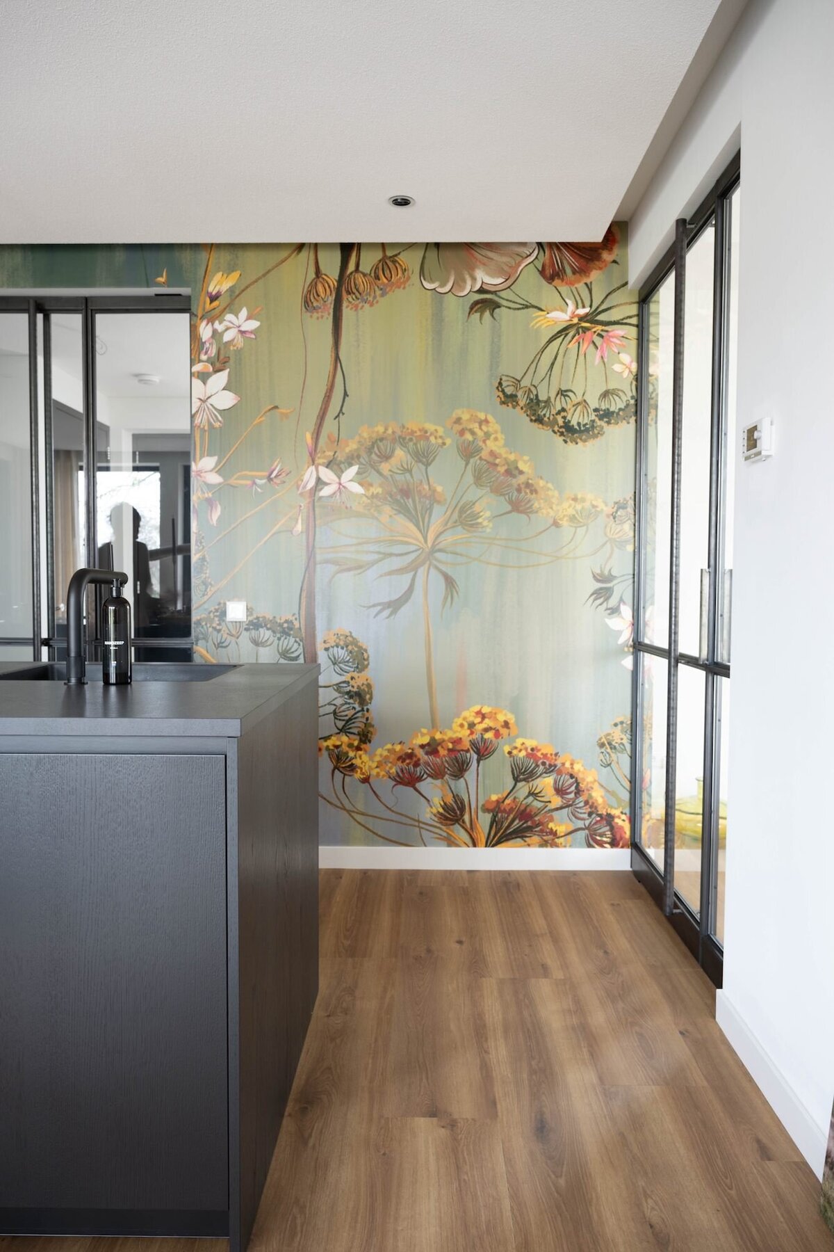 Interieurinrichting  moderne keuken met bloemenbehang