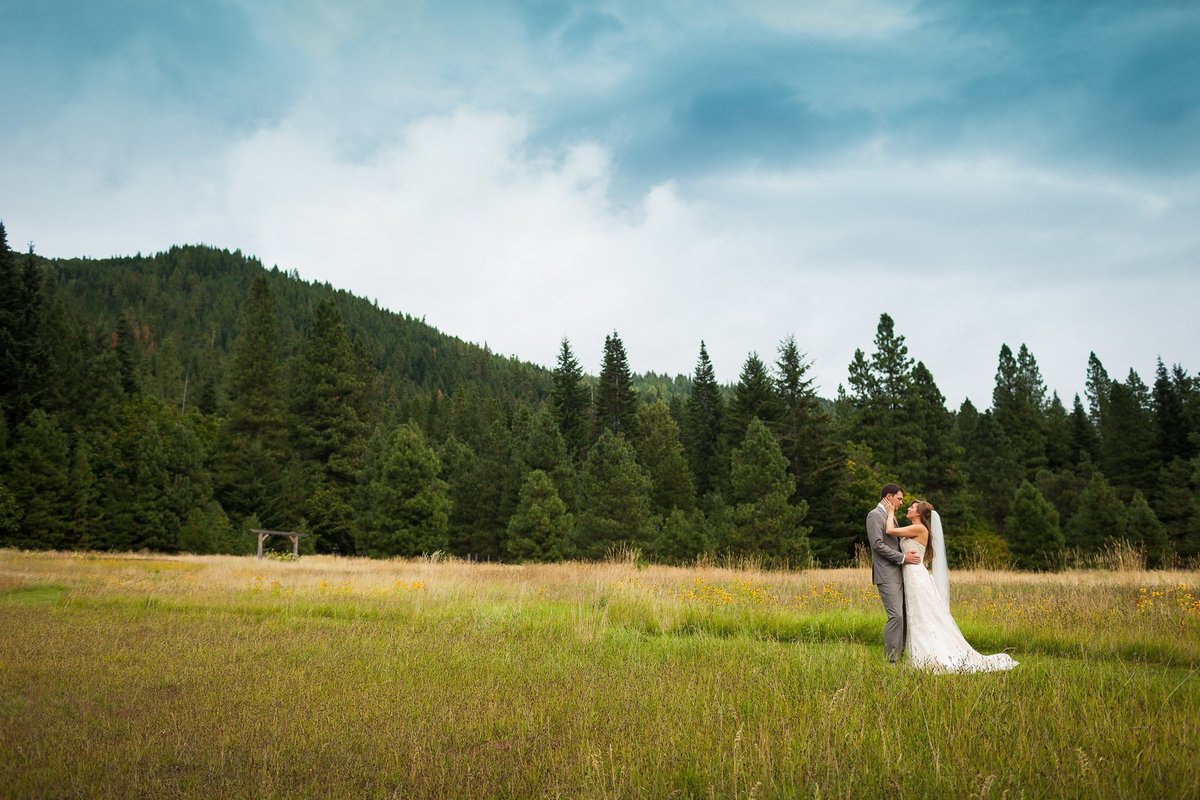Snohomish wedding photographer capturing couple kissing in the pacific northwest