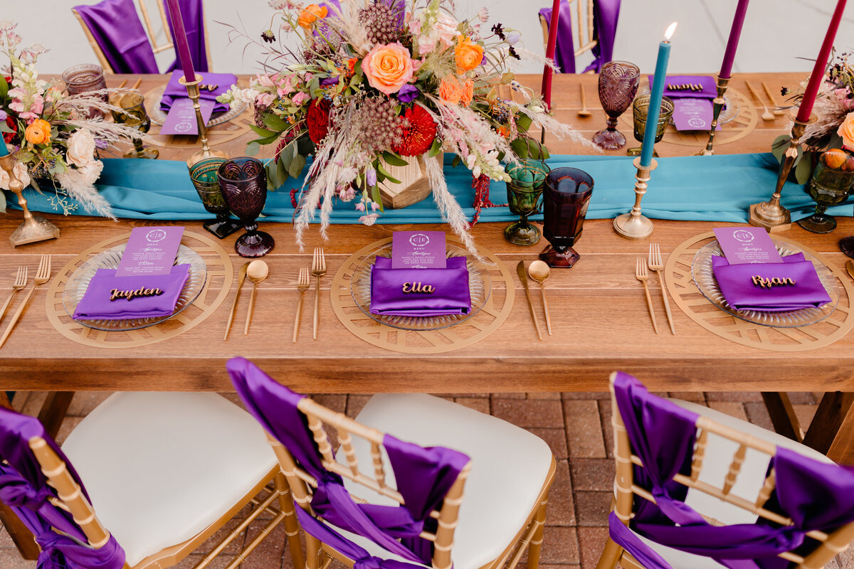 alt="purple table decor wedding"