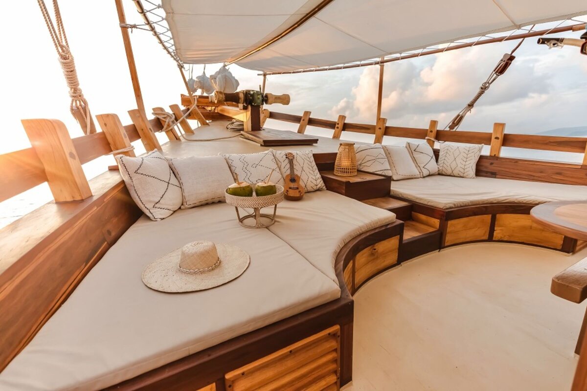 Senja Luxury Yacht Charter Indonesia _lowdef_dining _ chill area_daytime_landscape 1