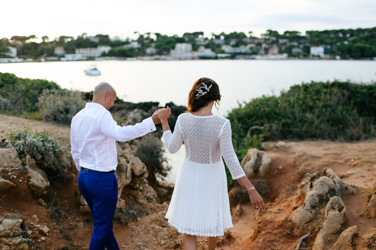 couple-walking-holding-hands-at-engagement-shoot-in-antibes