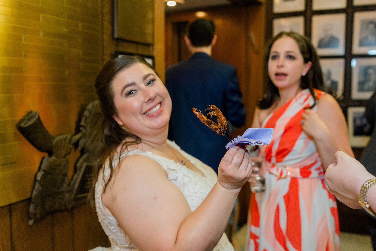 Eliana-Melmed-Photography-Chicago-LosAngeles-Jewish-WeddingPhotography-ElianaSklar-CocktailHour-00053