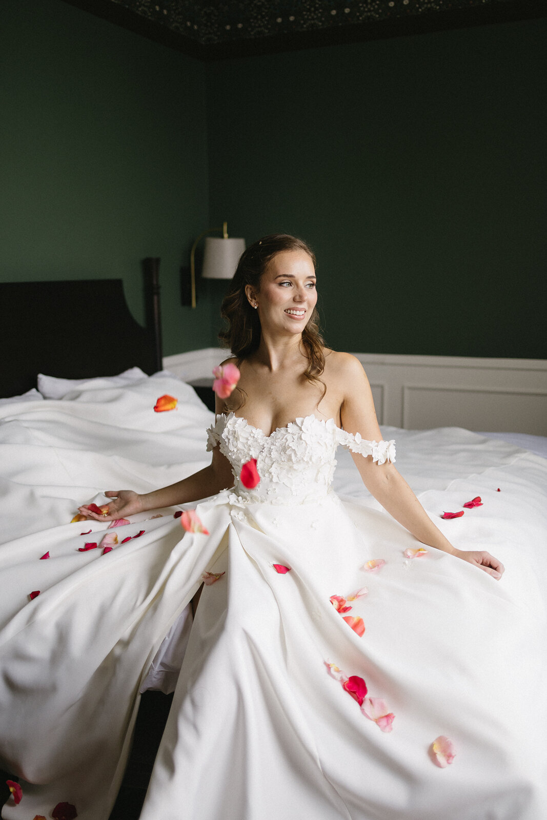 romantic-bride-portrait-whitney-hotel-detroit