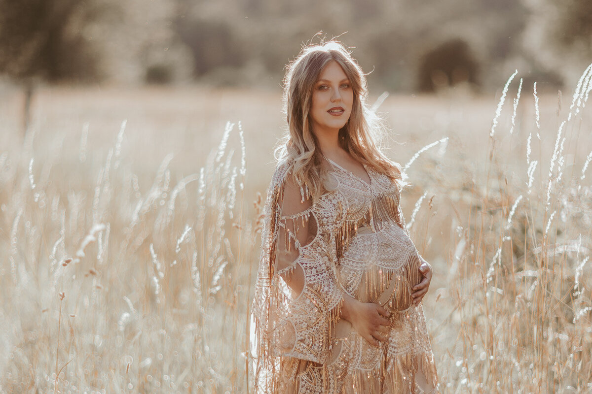gorgeous maternity session at sunset at beacon rock state park in washington state