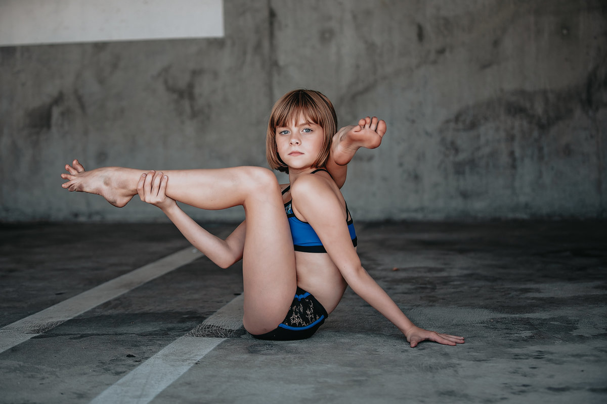 gracyn in contortion pose