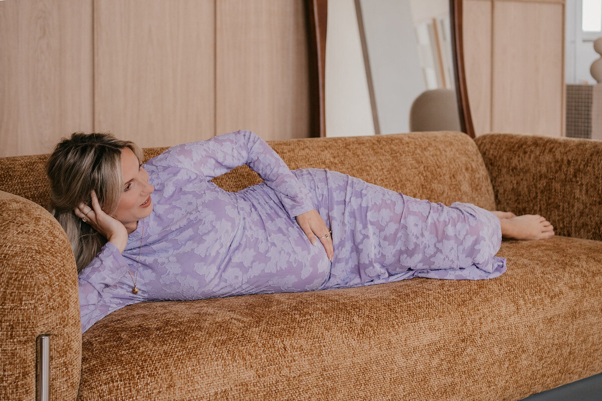 puur-ongedwongen-zwangerschapsfotoshoot-attelier-oost-leukfotografie-11