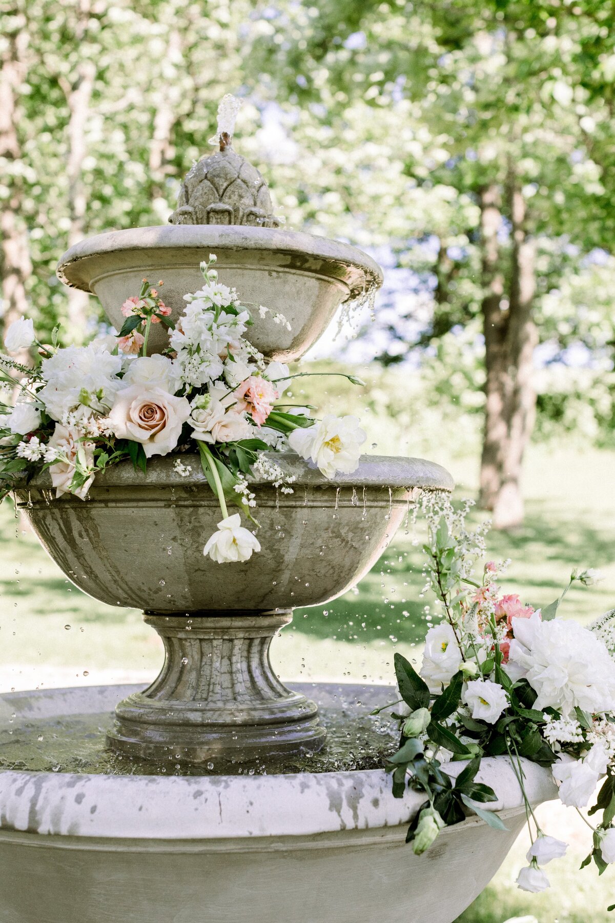 flowers-decorated-fountain-luxury-wedding-design