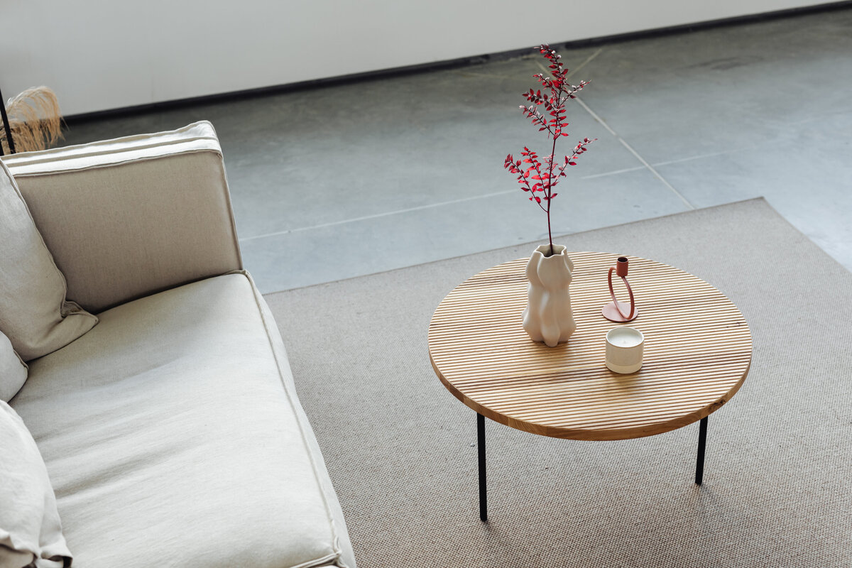 kaboompics_wooden-coffee-table-rug-living-room-candle-vase-linen-couch-pillows-22110