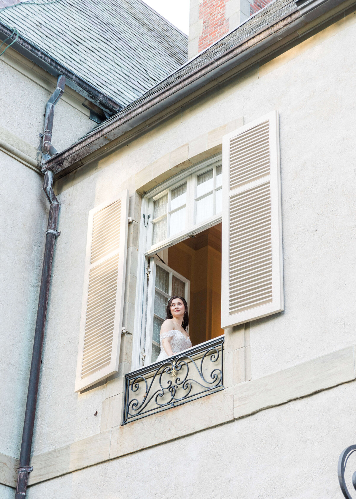 glen manor house bride and groom in window (3)