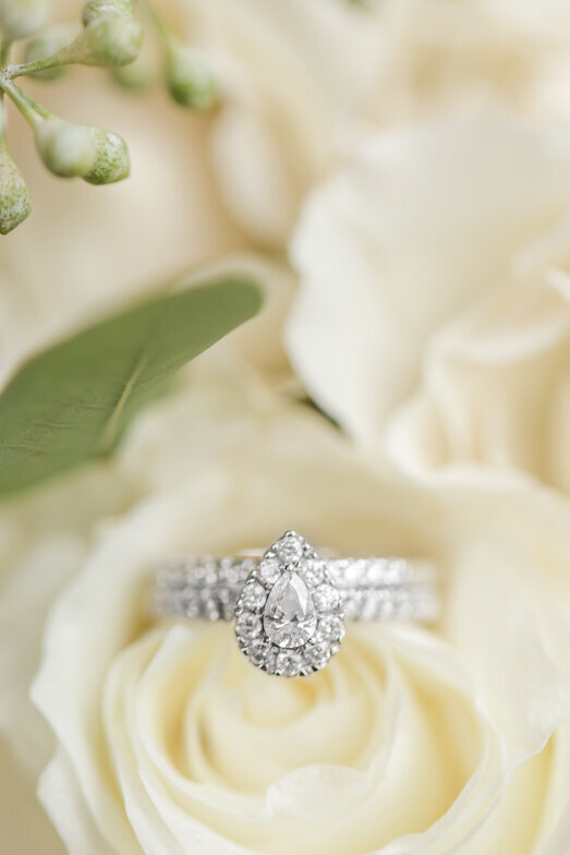 wedding rings in white flowers