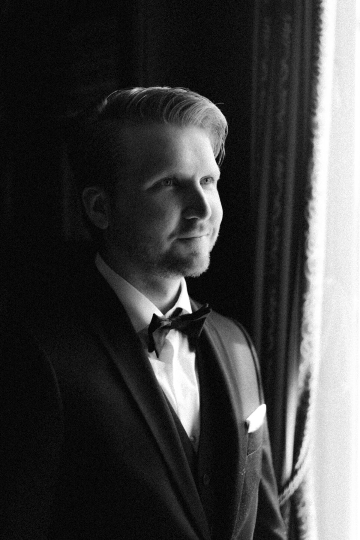 A portrait of the groom photographed by wedding photographer Hannika Gabrielsson.