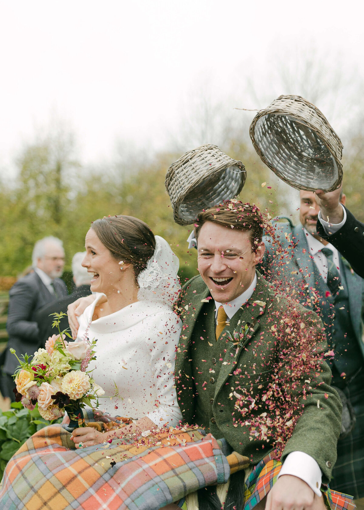 chloe-winstanley-wedding-oxford-gsp-bride-groom-confetti