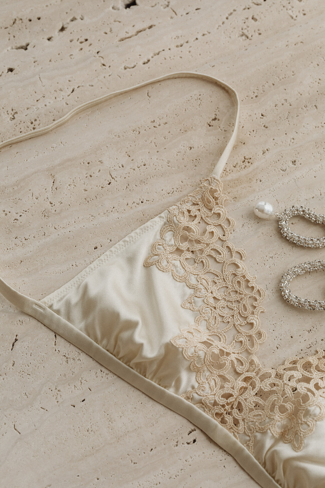 kaboompics_satin-light-beige-bra-trimmed-with-lace-silver-earrings-with-zircons-and-pearls-31790