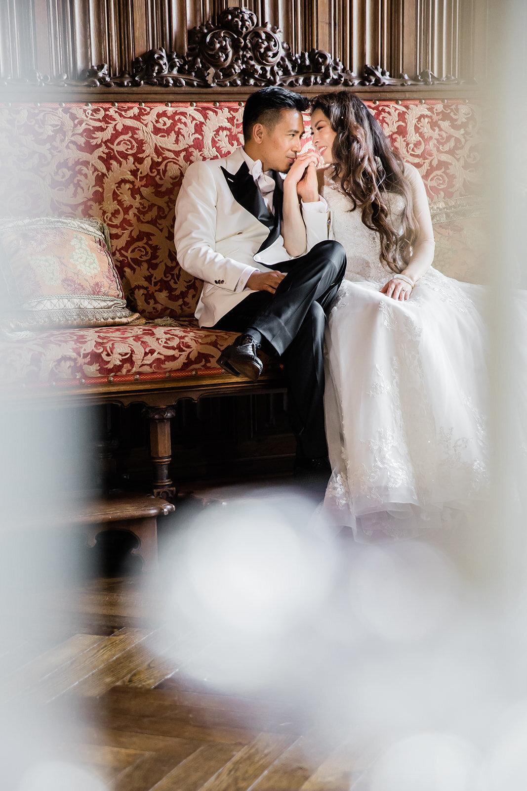 intimate-elopement-couple-portrait-loire-valley