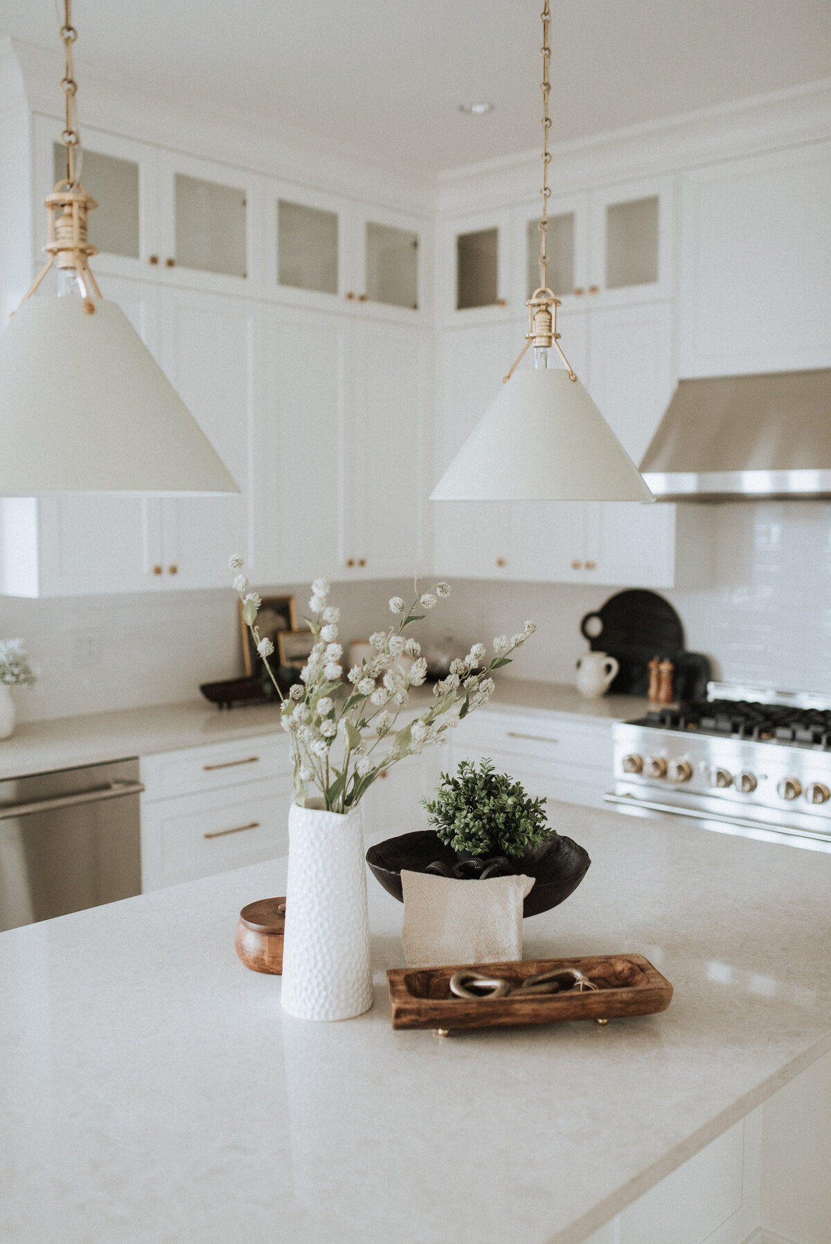 interior-design-bright-white-kitchen-gold-visual-comfort-pendants