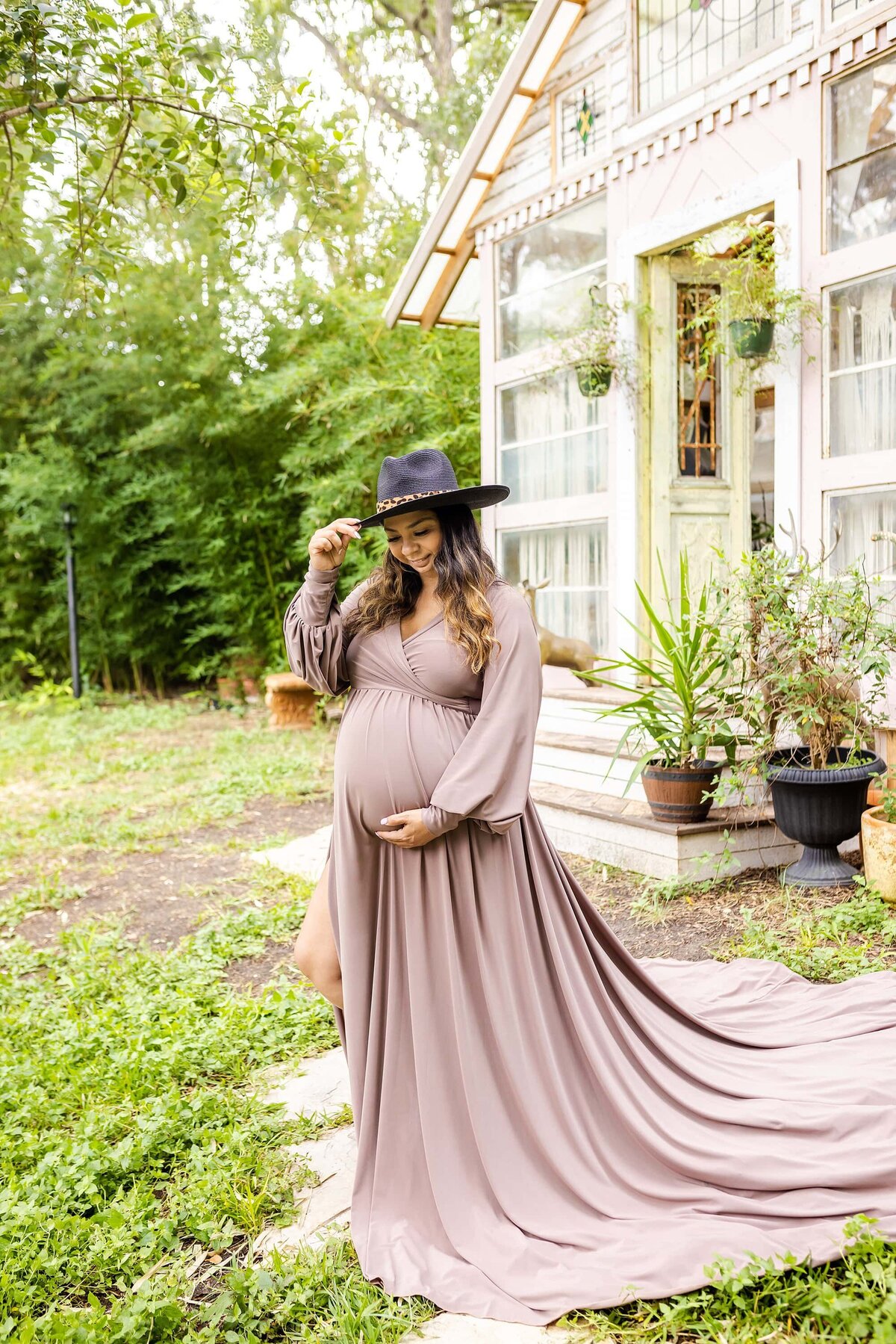 Maternity session mom wearing trendy hat