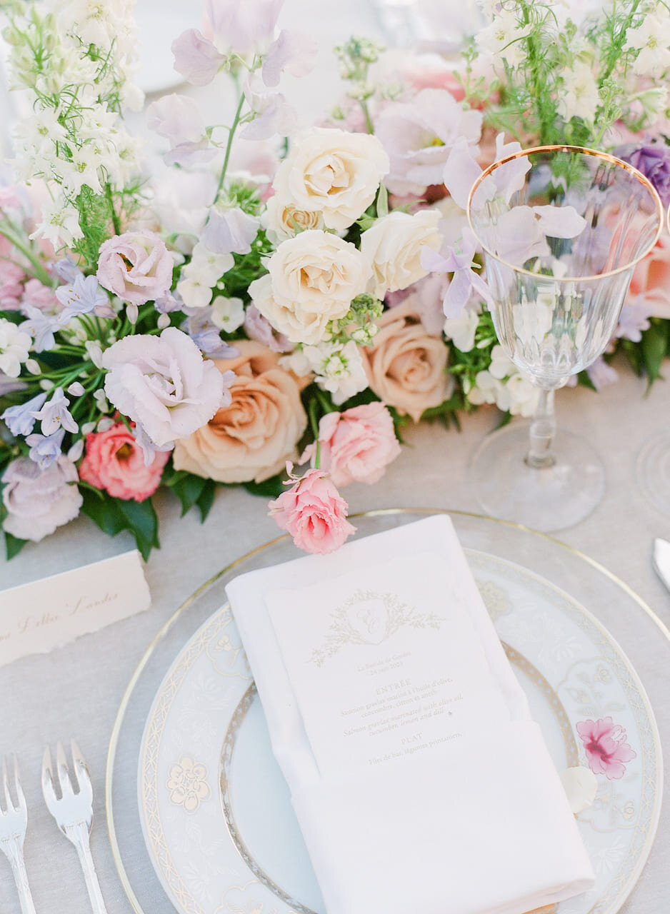 Table-flowers-menu-wedding