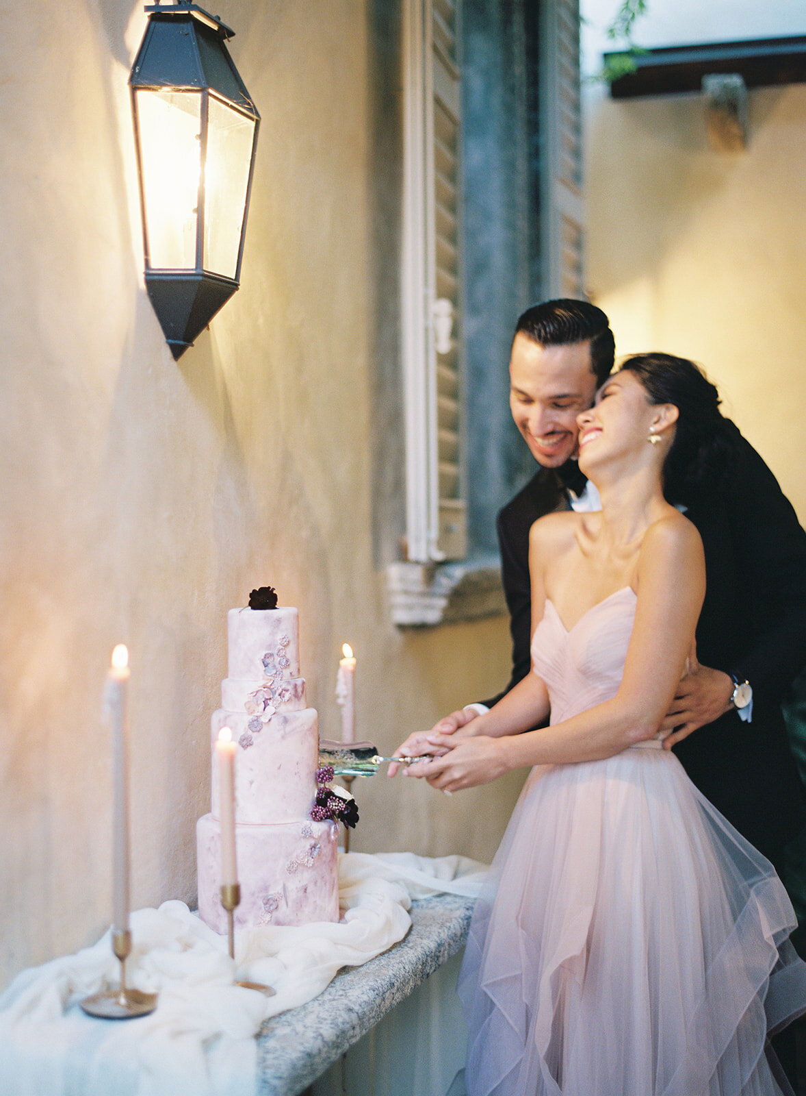newlyweds cut the cake at villa balbiano