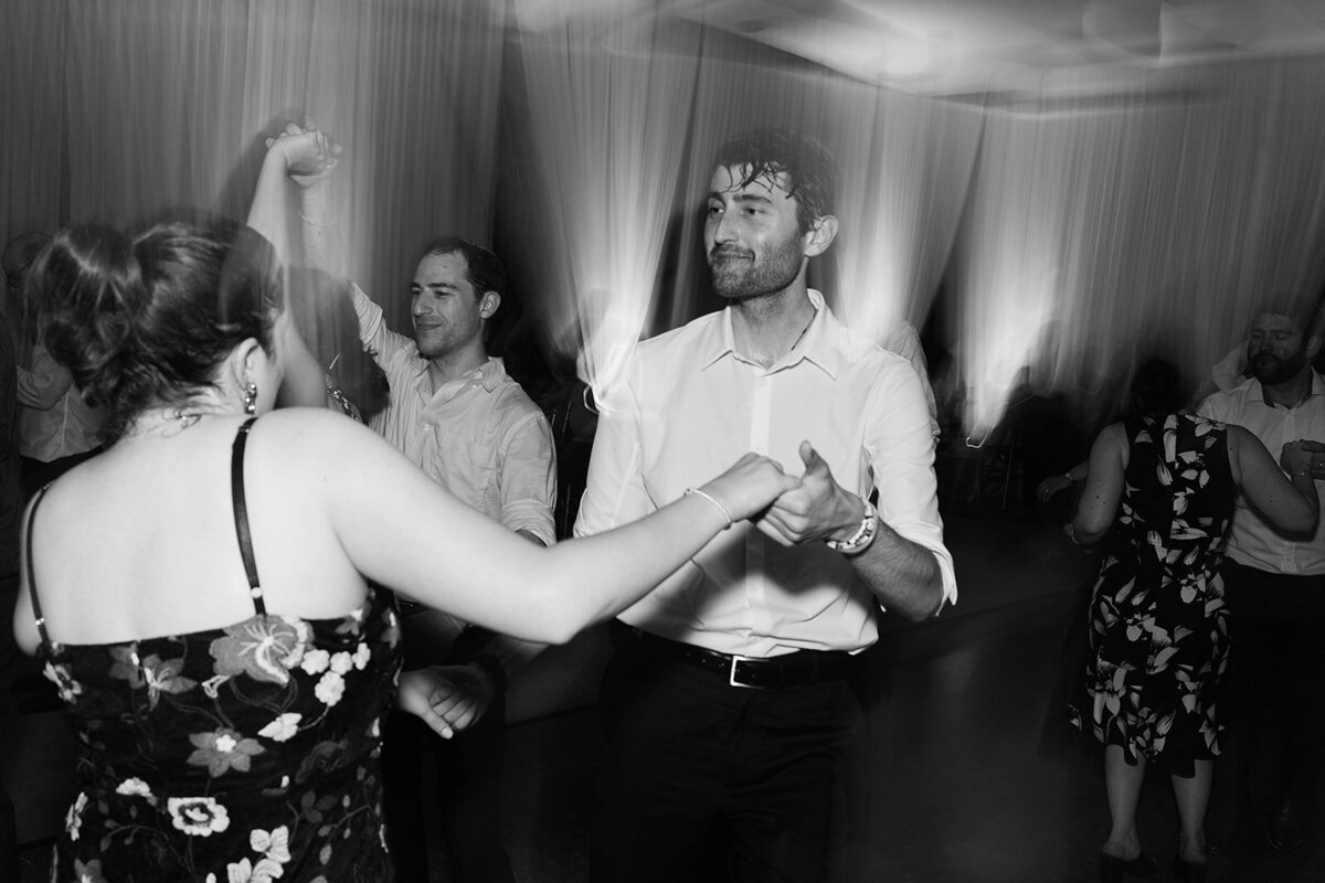 Eliana-Melmed-Photography-Chicago-LosAngeles-Jewish-WeddingPhotography-ElianaSklar-DanceFloor-00379